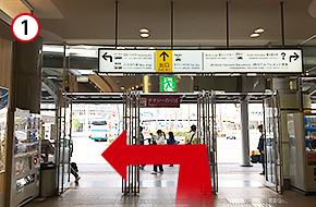 徳島駅のコンコースから駅前のロータリーに出たら左折し、駅ビル沿いに進みます。