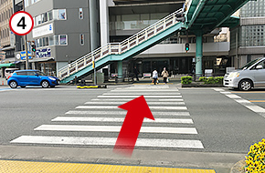 歩道橋がある大通りに出たら、横断歩道を渡り、正面にある「徳島センタービル」の5階です